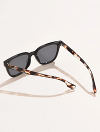 Lunettes de soleil pour femmes de mode européenne et américaine, petites montures carrées, design floral classique, adaptées pour la plage,