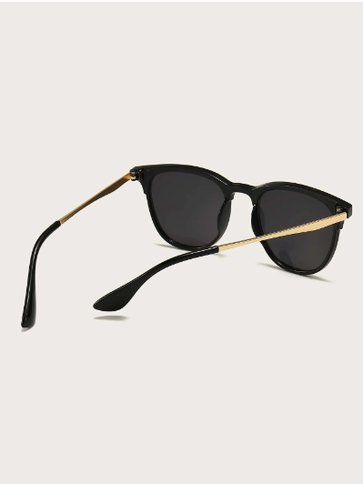 Lunettes de soleil minimalistes noires avec protection UV pour la plage